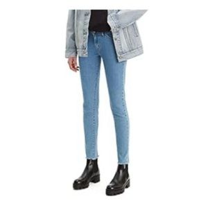 Levi’s Women’s 711 skinny jeans mid-rise, medium-blue jeans size 30 (10) M